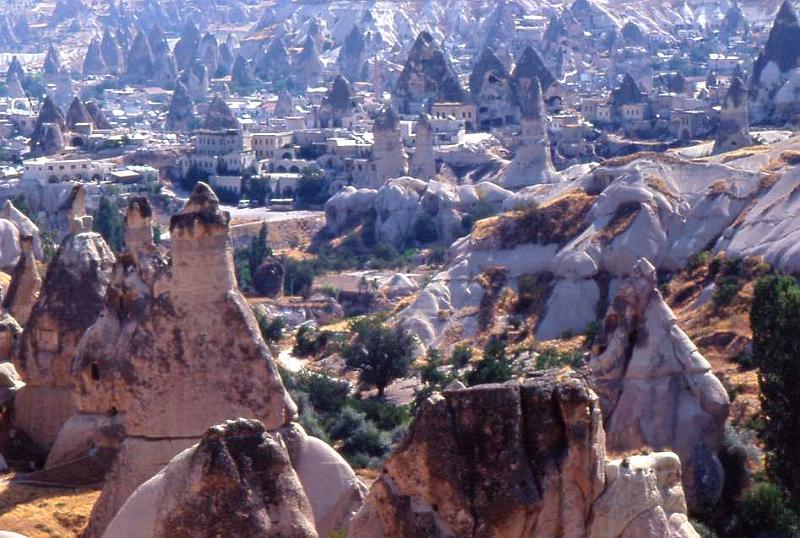 30-La valle di Goreme e i camini di fata,9 agosto 2006.jpg